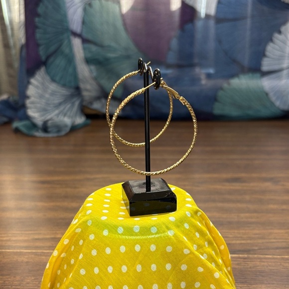 Elegant Gold Textured Hoop Earrings - Picture 2 of 5